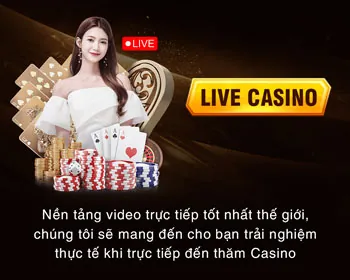Sân tennis với vợt và quả bóng