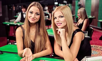Người hâm mộ bóng đá đang xem trận đấu và đặt cược trên tải game789